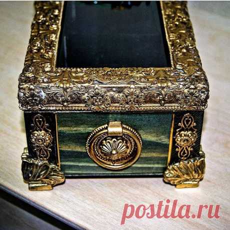И вот моя новая работа... Шкатулка со стеклянной вставкой это совершенно иное, нежели «зашитое» дерево. Здесь и некая интрига..и лёгкость, но осязание хрупкого и опасного.	_________________________________ Массив сосны, стекло, бархат, природные драгоценные камни, бронзовая фурнитура; багет полностью выполнен мною вручную как, собственно и главный акцент на крышке - жук! _________________________________#екатеринашуева #шкатулкадляколец #шкатулкадляукрашений #ручнаяработа ...
