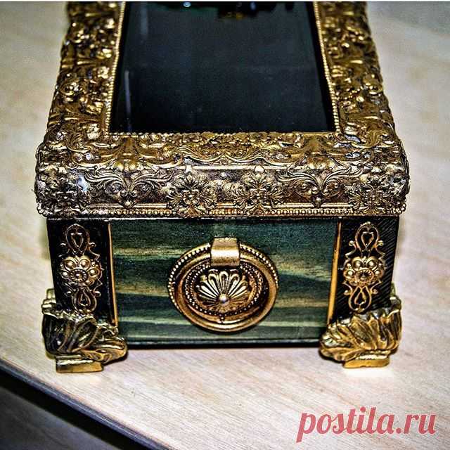 И вот моя новая работа... Шкатулка со стеклянной вставкой это совершенно иное, нежели «зашитое» дерево. Здесь и некая интрига..и лёгкость, но осязание хрупкого и опасного.	_________________________________ Массив сосны, стекло, бархат, природные драгоценные камни, бронзовая фурнитура; багет полностью выполнен мною вручную как, собственно и главный акцент на крышке - жук! _________________________________#екатеринашуева #шкатулкадляколец #шкатулкадляукрашений #ручнаяработа ...