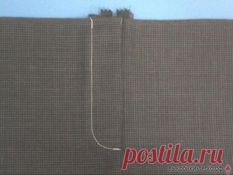 Как пришить "молнию" к брюкам Как пришить "молнию" к брюкамПоследовательность обработки застежки брюк в фотографиях.1. Отскок и правый срез передней половинки брюк с цельнокроеный обтачкой укрепляем клеевой прокладкой. Передние половинки брюк стачиваем по среднему срезу от шагового среза до&nbsp;конца застежки.
2....