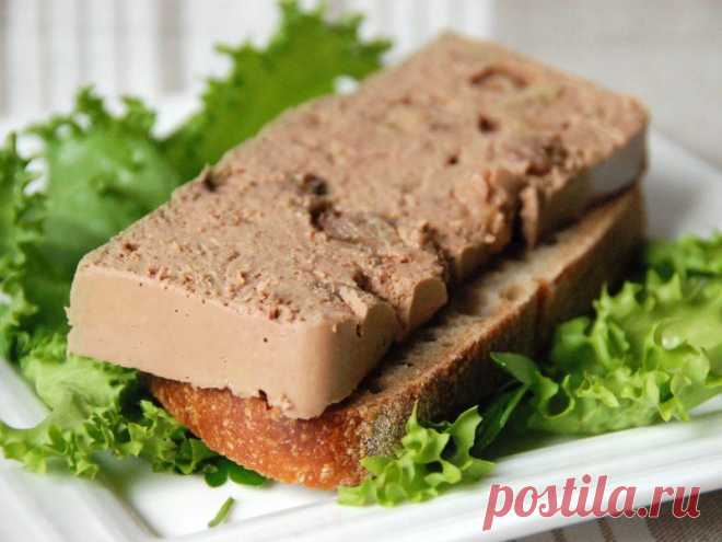 Нежный печеночный паштет со сметаной - как приготовить вкусно и просто Ингредиенты: 500 грамм любой печени 70 грамм сметаны 3 яйца 1 луковицу 2 столовых ложки сливочного масла 2 ломтика булки половину стакана молока 2 столовых ложки молотых сухарей Соль, жир, перец. Приготовление: Сначала я нарезаю печень кусочками и тушу ее с добавлением масла около 20 — 30 минут Потом пропускаю ее через мясорубку, вместе с
