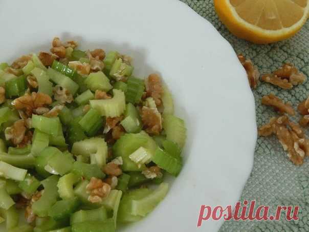 Салат с сельдереем и грецкими орехами 
#веганство@just_veg 

Ингредиенты: 

Сельдерей — 6 шт. 
Грецкий орех — 100 г 
Лимон — 1 шт. 
Масло оливковое — 5 ст. л. 
Соль — по вкусу 

Приготовление: 

1. Стебли сельдерея помыть и нарезать. Грецкие орехи немного измельчить. 
2. В чаше соединить масло оливковое, сок половины лимона, соль. Все взбить венчиком. 
3. Соединить все ингредиенты. Все хорошо перемешать. Поставить в холодильник на 10 минут. 

Приятного аппетита!