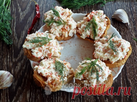 Бутерброды с крабовыми палочками, плавленым сыром и чесноком — рецепт с фото пошагово