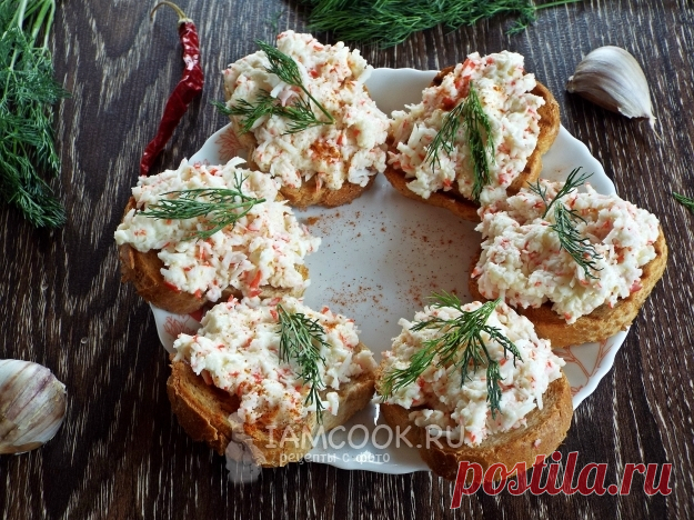 Бутерброды с крабовыми палочками, плавленым сыром и чесноком — рецепт с фото пошагово