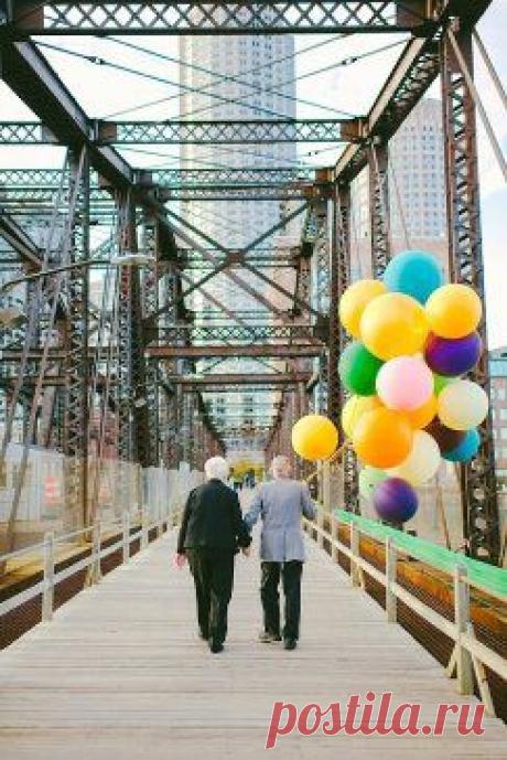 Настоящий мужчина никогда не изменяет. 

У него нет времени искать новых женщин, потому что он занят поиском новых способов любить одну единственную.