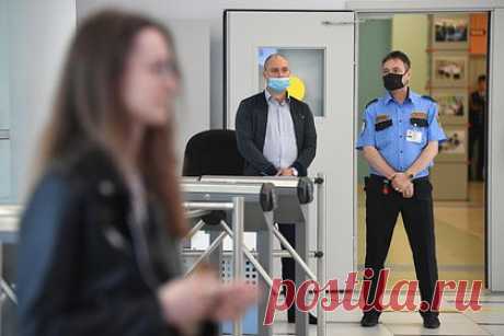 Глава МВД раскрыл количество предотвращенных на российские школы нападений. Глава МВД Владимир Колокольцев во время расширенного заседания итоговой коллегии ведомства раскрыл количество предотвращенных на российские школы нападений. По словам министра, за пять лет силовики смогли пресечь 50 нападений на образовательные учреждения страны на стадии приготовления.