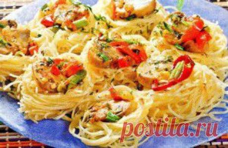 Гнезда из макарон с фаршем и грибами - рецепты с фото