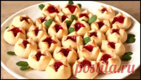 егодня у нас печенье похожее на тюльпаны. Я его сделала в виде бутонов, которые начали раскрываться и в серединке видна начинка из густого джема. Получилась весенняя яркая выпечка. Тесто в этом печенье очень вкусное, на сметане.
РЕЦЕПТ:
Мука + - 300 г
Сахар 50 г
Сливочное масло 100 г
Желток 1 шт
Сметана 130 г
Ванильный сахар 8 г
Разрыхлитель 1 ч.л.
Как приготовить:
Для приготовления ярких и вкусных цветочков, добавляю в глубокую тарелку размягченное сливочное масло, насыпа