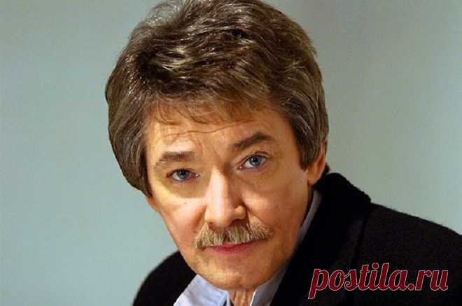 Один без всех (7 фото) | Чёрт побери 13 июня народному артисту исполнился бы 71 год. «А я же умер! Вот уже года полтора как…» - извиняющимся тоном сказал он в 2000 году. В нищей квартирке с голыми стенами. Без ролей, спектаклей, поклонников. Исполосованный шрамами не от ударов шпаги - от операций. Прикованный одиночеством к телефону: вдруг кто-нибудь позвонит? Не выходя из дома, боясь пропустить этот звонок... «Один без всех и все без одного», - говорил про него артист Вла...