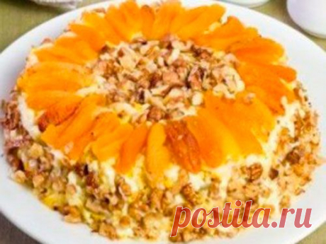 Салат «Праздничный» с курицей, ананасами, курагой и грецкими орехами