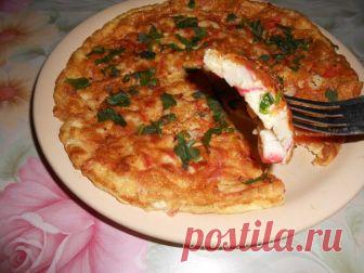Ну очень вкусный завтрак

На 2 порции нам понадобится: 
3 яйца;
половина помидора;
5 крабовых палочек;
30 гр. сыра (Пошехонский,Российский все рано);
масло растительное для жарки;
соль перец по вкусу;
зелень

Приготовление:
Яйца взбить венчиком,добавить порезанный мелким кубиком помидор,тонко порезанные крабовые палочки,тертый сыр,посолить и поперчить.Все хорошо перемешать.На хорошо разогретую сковороду с небольшим кол-м масла вылить наш омлет,закрыть крышкой и 