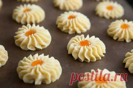Печенье «Курабье»
Эти вкусные печенюшки можно легко приготовить всего за 20 минут! Получаются очень нежными, просто тают во рту…
Рецепт на сайте: https://every-holiday.ru/4236/Pechenqe_Kurabqe/