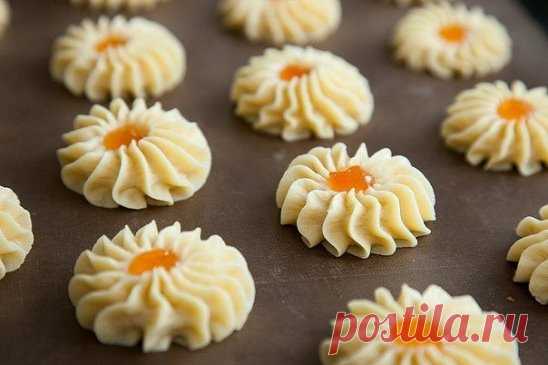 Печенье «Курабье»
Эти вкусные печенюшки можно легко приготовить всего за 20 минут! Получаются очень нежными, просто тают во рту…
Рецепт на сайте: http://every-holiday.ru/4236/Pechenqe_Kurabqe/