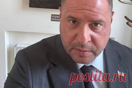Глава офиса Зеленского надел костюм и приблизился к НАТО