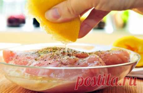 МАРИНАДЫ ДЛЯ КУРИНОЙ ГРУДКИ: ТОП-6 РЕЦЕПТОВ 
Сохрани на заметку 
№1 - Пряный маринад
ИНГРЕДИЕНТЫ:
● Луковицы - 1шт
● Чеснок - 3 зубчика 
● Лимонный сок - 30мл
● Красный перец молотый и соль - по вкусу
ПРИГОТОВЛЕНИЕ:
Лук и чеснок мелко порубить и смешать с солью и перцем. Засыпать получившейся смесью кусочки курицы, перемешать и оставить в прохладном месте на 4−6 часов
№2 - Пивной маринад
ИНГРЕДИЕНТЫ:
● Соевый соус - 200мл
● Мёд - 150г
● Пиво - 200мл
● Чеснок - 2 зубчика
● Стручок красного п