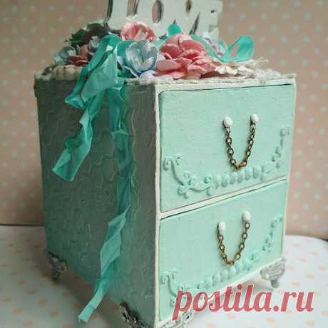 Обновленный комод 
#скрапбукинг #цветыизбумаги #декор #скрапбукингбеларусь #комод #картонаж  #комодизкартона #альтерскрап #шеббишик