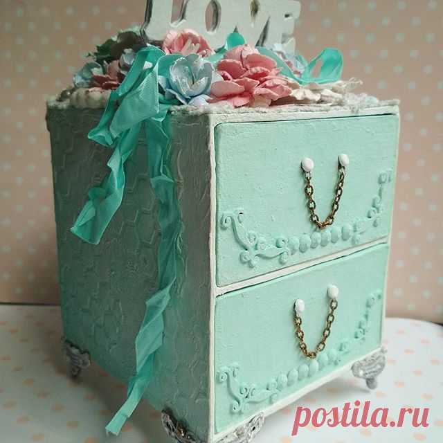 Обновленный комод 
#скрапбукинг #цветыизбумаги #декор #скрапбукингбеларусь #комод #картонаж  #комодизкартона #альтерскрап #шеббишик