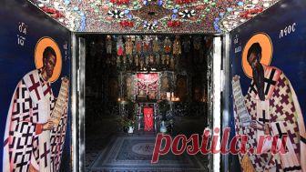 Уникальный бисерный храм в Крыму: как старая штольня стала местом силы Маленький горный скит спрятался в узком ущелье Таш-Аир около пещерного города Качи-Кальон. О нем знают все местные жители, поэтому дорогу найти не сложно. Пешком путь короче, но он пролегает через 