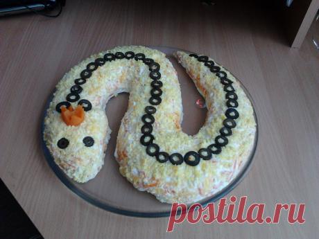 Салат &quot;Мимоза&quot; в форме змейки.