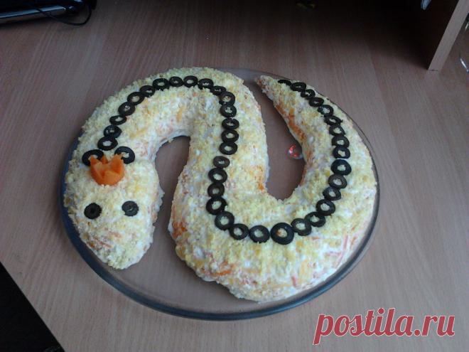 Салат "Мимоза" в форме змейки.