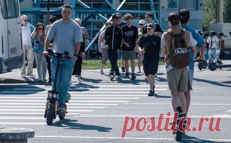 Кикшеринг-сервисы предложили передать взыскание штрафов дептрансу. Whoosh, «МТС Юрент» и «Яндекс Go» обсуждают передачу функции взимания штрафов за нарушения дептрансу Москвы. Сервисы считают, что регулятору будет проще взыскать выписанный штраф, так как он имеет для этого больше рычагов