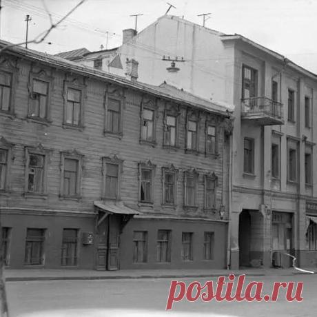 Photo by Роман Равич in Moscow. May be a black-and-white image of street.