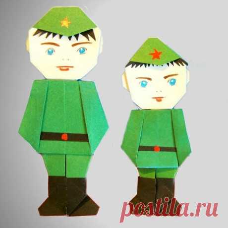 как сделать солдата своими руками из бумаги. Мастер-классы Солдат из бумаги - отличная идея для творческого досуга с детьми накануне Дня защитника Отечества. Такая поделка хороша не только для развития мелкой моторики. но и для воспитания патриотизма у подрастающего поколения. Сегодня мы сделали для вас большую подборку мастер-классов, посмотрев которые вы будете знать, как смастерить бумажного солдатика.