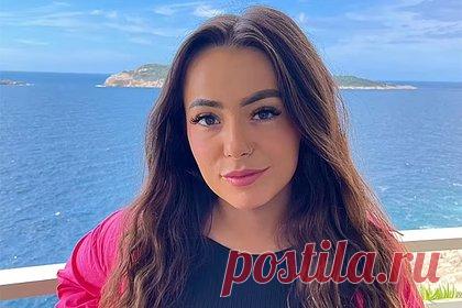 Блогерша обошла запрет на провоз жидкостей в самолете и восхитила подписчиков. Тревел-блогерша обошла запрет на провоз жидкостей в больших объемах в самолете и восхитила подписчиков в соцсетях. О своем лайфхаке она рассказала в ролике в TikTok. Уточняется, что 28-летняя Стеф Гиббс пронесла на борт запрещенный объем жидких средств для ухода за собой благодаря магазину косметики внутри аэропорта.