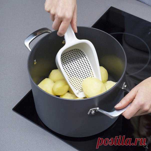 Мельница в виде ракеты, сервировочное блюдо и дубовая разделочная доска – рассказываем, как в Новый год угодить тем, кто часто стоит за плитой и не представляет свою жизнь без кулинарии