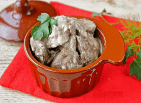 Куриная печень в сметане
Приготовленная в сметане куриная печень не только очень вкусная, но и даже полезная. Процесс приготовления такой печени достаточно прост и не занимает много времени.
Ингредиенты:
Печень куриная — 300 г
Сметана — 4 ст. л.
Хмели-сунели — 1 ч. л.
Кефир — 100 г
Укроп — 3 веточки
Петрушка — 3 веточки
Огурец — 1 шт.
Масло оливковое — 1 ст. л.
Мука — 2 ст. л.
Мука кукурузная — 3 ст. л.
Перец красный (острый) — 1 щепотка
Паприка (хлопья) — 1 ч. л.
Перец черный — по вкусу
Чеснок