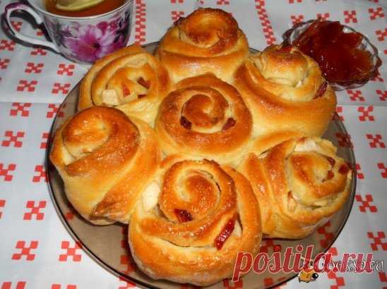 Яблочные булочки
Вкуснейшие булочки,
приготовленные в форме пирога-цветка приведут в восторг ваших детей. При
минимуме продуктов — получается бесподобная выпечка — мягкая, воздушная и
очень, очень вкусная. Попробуйте обязательно!
Рецепт на сайте: http://vkus.nampolezno.ru/yablochnye-bulochki.html
