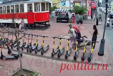 В российском городе самокатчик снес коляску с ребенком и попал на видео