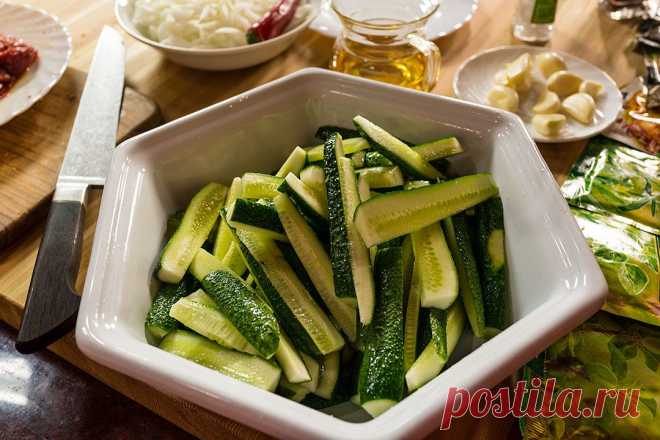 Очень простой корейский салат из огурцов и мяса
