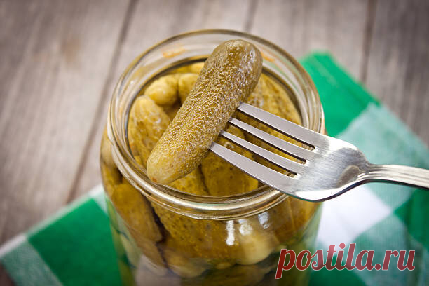 Огурцы вкусные как у моей бабушки, дарю рецепт соленых огурцов как из бочки: хрустящие и ароматные | luckyMyrrr | Дзен