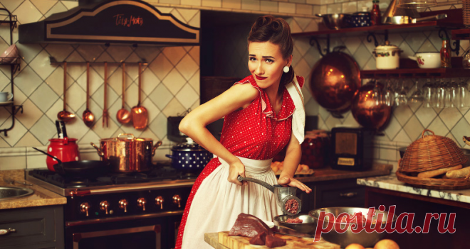 Решила сделать простой салатик, порадовать семью. Салат с курицей. Тем более как раз осталось немного отварной курочки, все равно никто уже не ест. В салат этот нужны ананасы. Использовала фрукты из банки, а сок остался. Выпить? Не хочу... Вылить? Жалко. Вспомнила один рецепт пирога, там нужен сок ананасовый как раз. Сделала пирог. Но туда почему-то только желтки нужны были, а белки остались. Ну не выбрасывать же их?! Поставить в холодильник — все равно потом выброшу. Придумала! Можно…