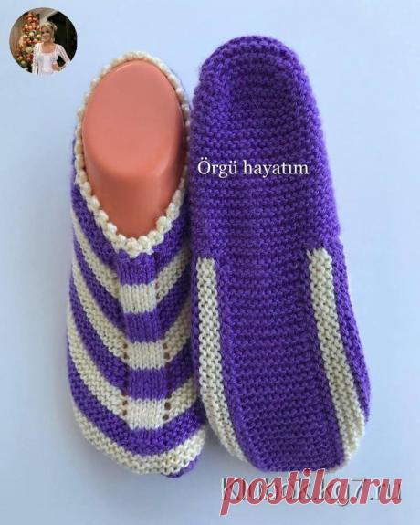 Эти следки белые в полоску с синим можно связать так:набрать 54 петли, провязать 4ряда пл