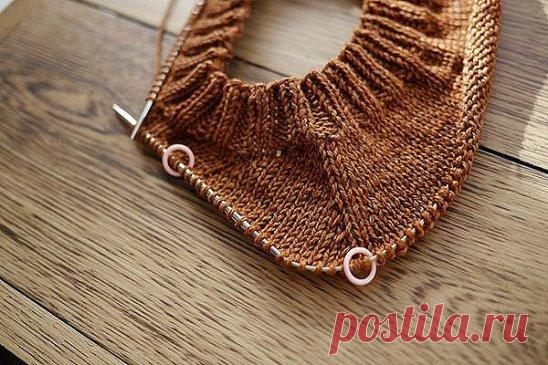 Росток простыми словами
Если посмотреть практически на любой свитер, мы увидим, что линия 
горловины по переду проходит ниже, чем по спинке (даже в изделиях под 
горлышко), что неудивительно, учитывая особенности наших организмов. 
Эту разницу в высоте между спинкой и передом в вязании называют ростком.
 Хотя в шитье росток — это линия горловины на спинке. Но не будем 
углубляться в дебри терминологии. Наша цель — связать вещь, которую 
можно будет потом носить, и не важно как она называется.