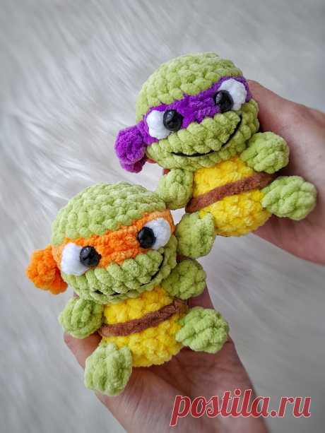 PDF Черепашки-Ниндзя крючком. FREE crochet pattern; Аmigurumi toy patterns. Амигуруми схемы и описания на русском. Вязаные игрушки и поделки своими руками #amimore - плюшевая черепаха из детского мультфильма, маленькая черепашка ниндзя из плюшевой пряжи.