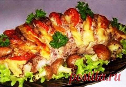 Красивая идея для предстоящих праздников — свинина, запеченная "гармошкой", с картофельными "грибочками"