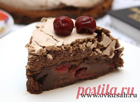 Шоколадный пирог с вишнями и безе.