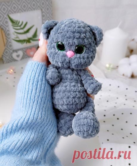 PDF Мини Котик крючком. FREE crochet pattern; Аmigurumi toy patterns. Амигуруми схемы и описания на русском. Вязаные игрушки и поделки своими руками #amimore - котята, плюшевый котик, маленький кот из плюшевой пряжи, кошка, кошечка, котёнок.