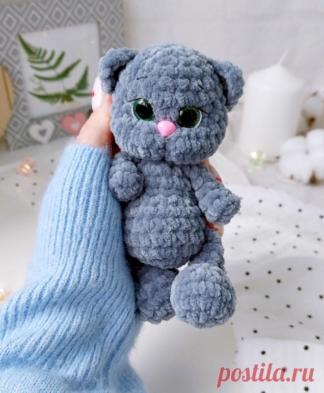 PDF Мини Котик крючком. FREE crochet pattern; Аmigurumi toy patterns. Амигуруми схемы и описания на русском. Вязаные игрушки и поделки своими руками #amimore - котята, плюшевый котик, маленький кот из плюшевой пряжи, кошка, кошечка, котёнок.