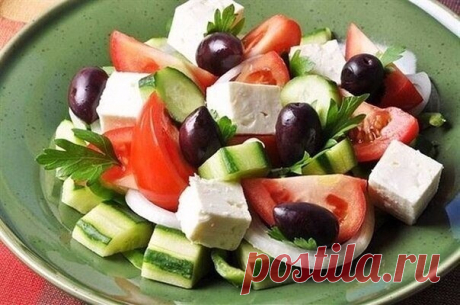 ТОП-7 вкусных салатов без майонеза! 
 
1. Салат овощной с маслинами и фетой. 
 
Ингредиенты: 
 
помидоры, огурцы, болгарский перец – всего по 200 г. Фета – 200 г, которую можно заменить брынзой. 
Десять-пятнадцать маслин без косточек, по вкусу зелень, соль, перец. 
Три столовых ложки растительного масла и две столовые ложки лимонного сока. 
 
Приготовление: 
 
Огурцы нарезать соломкой, помидоры – кубиками. Из перца необходимо удалить семена и нарезать его соломкой. Чтобы п...