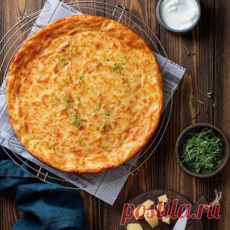 ​Очень сырный пирог Ингредиенты на большую форму 28 см:Сметана 15% &mdash; 400 гЯйцо &mdash; 1 шт&nbsp;Растительное масло &mdash; 3 ст. л.&nbsp;Соль &mdash; 1 щепотка&nbsp;Разрыхлитель &mdash; 1 ч. л.&nbsp;Сыр &mdash; 400 г&nbsp;Мука &mdash; 150 г
⠀&nbsp;Приготовление:1. Сметану, яйцо, растительное масло и...