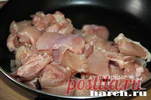 Курица с картошкой и грибами в фольге на гриле.