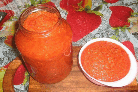 Аджика яблочная, наивкуснейшая! 
Вкуснейшая аджика. Я еe делаю каждый год по 2 -3 порции, потому что быстро съедается. Подходит ко многим блюдам(мясо, птица, пюре). Можно использовать как приправу(например к борщу, к рагу). Вобщем настолько хороша, что не опишешь, надо пробовать и наслаждатся прекрасным вкусом. 
Для приготовления яблочной аджики потребуется: 
Помидор — 2 кг 
Перец болгарский (любой-лучше красный) — 1 кг 
яблоки(с кислинкой) — 500 г 
Морковь — 500 г 
Чеснок — 200 г 
Горький пе