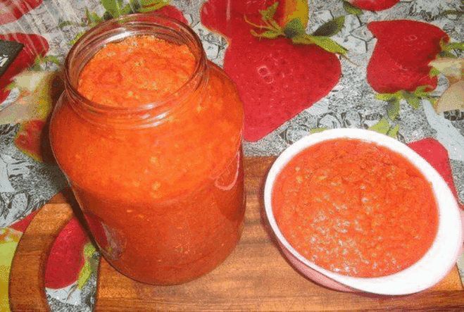 Аджика яблочная, наивкуснейшая! 
Вкуснейшая аджика. Я еe делаю каждый год по 2 -3 порции, потому что быстро съедается. Подходит ко многим блюдам(мясо, птица, пюре). Можно использовать как приправу(например к борщу, к рагу). Вобщем настолько хороша, что не опишешь, надо пробовать и наслаждатся прекрасным вкусом. 
Для приготовления яблочной аджики потребуется: 
Помидор — 2 кг 
Перец болгарский (любой-лучше красный) — 1 кг 
яблоки(с кислинкой) — 500 г 
Морковь — 500 г 
Чеснок — 200 г 
Горький пе