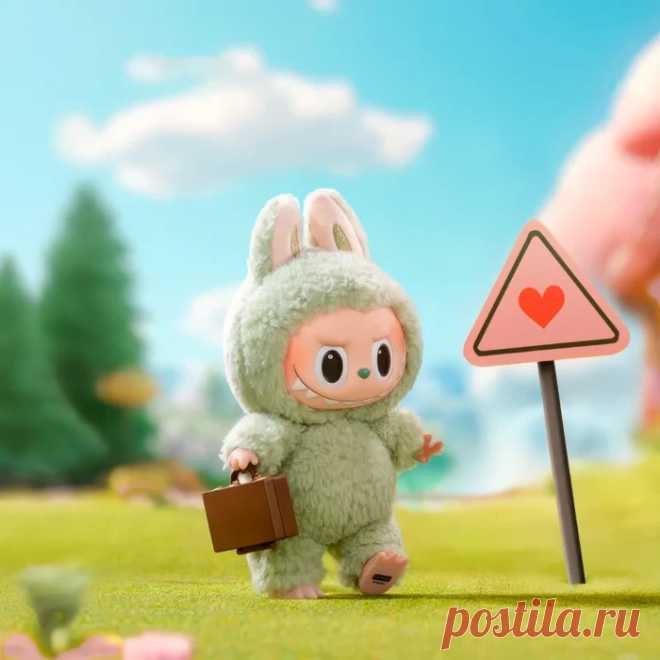 Labubu GREEN GRAPE
Labubu GREEN GRAPE из коллекции Exciting Macarons — это символ натуральной свежести и лёгкости. Его нежные зеленые оттенки напоминают сочные виноградные гроздья, придавая фигурке ощущение весенней бодрости и природной гармонии.

Этот персонаж сочетает в себе мягкую текстуру и изящный дизайн, делая его прекрасным выбором для коллекционеров, ценящих стиль и утонченность. GREEN GRAPE отлично впишется в любую коллекцию и станет стильным декоративным элементо...