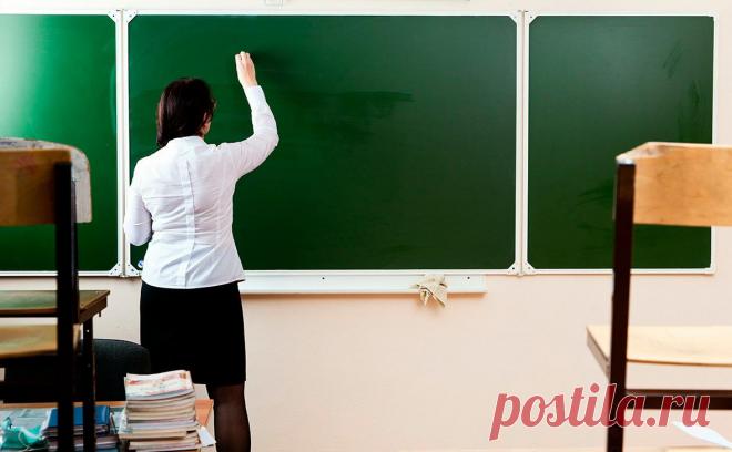 В зарплату учителей ниже МРОТ запретили включать надбавки за переработки. Учительница из Архангельской области в 2021 году пожаловалась, что ее работодатель включил переработки в состав ее зарплаты, чтобы довести ее до уровня МРОТ. КС счел это дополнительными работами, оплачиваемыми отдельно