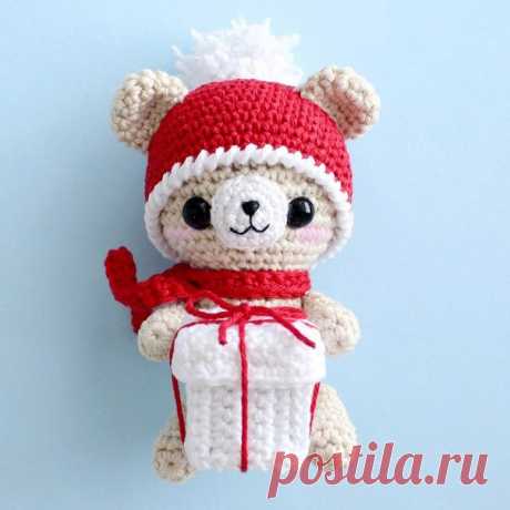 МИШУТКА АМИГУРУМИ С ПОДАРКОМ 

Автор схемы игрушки — Amylie Freeman. 
Материалы: 
• пряжа Anabel Alpina и аналог Lily Vita Cotton в бежевом, красном и белом цветах и крючок 2,5 мм, 
• белая пряжа Кроха или Софти для помпона и крючок 3-3,5 мм, 
• пряжа потоньше для мордочки в белом цвете (Lily Alpina) и подходящий крючок (у меня 1,6 мм), черные нитки, иголка, ножницы, 
• глаза-полубусины 8 мм и клей, 
• розовые румяна и кисть для щечек. 
Размер мишки: около 11 см. 

Условны...