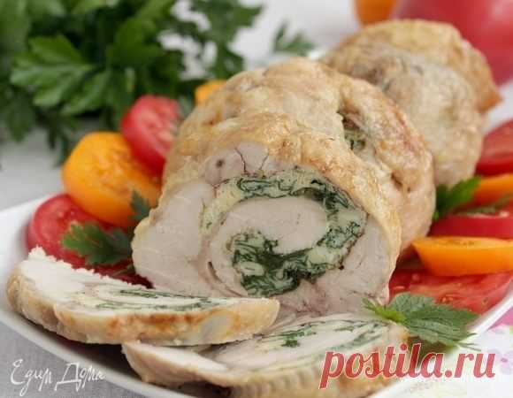 Рулет из курицы со шпинатом. Ингредиенты: курица тушка, яйца куриные, шпинат свежий Такой рулет всегда будет выигрышно смотреться на столе как в горяем, так и в холодном виде. Готовить его совершенно не сложно, основное время уйдет на удаления куриных костей и запекание. Желатин в...